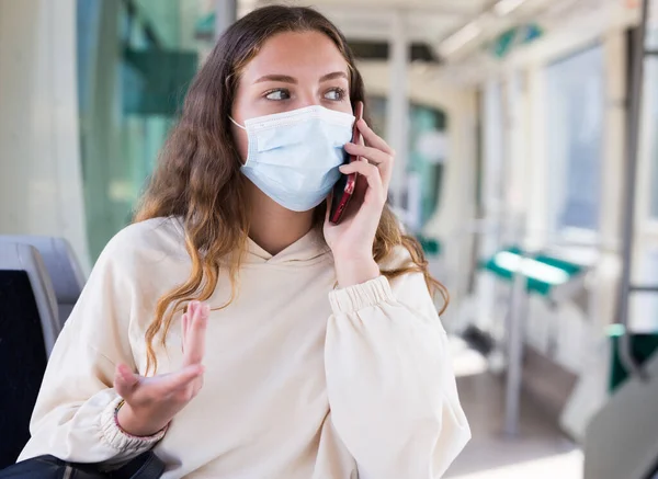 Flicka Skyddande Mask Rider Kollektivtrafik Pandemin Kommunicerar Mobiltelefon Diskuterar Aktuella — Stockfoto