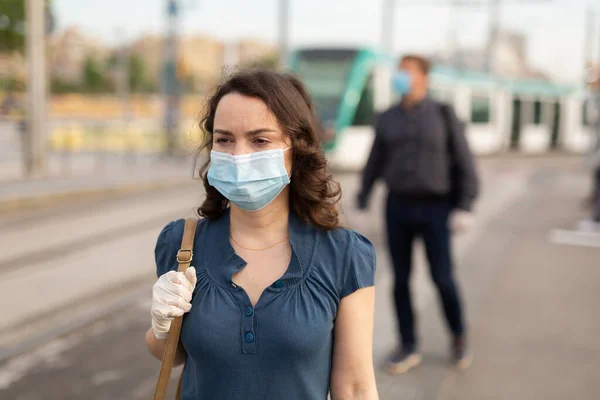 Kobieta Podróżująca Środkach Ochrony Indywidualnej Czeka Tramwaj Przystanku Tramwajowym — Zdjęcie stockowe