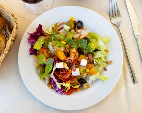 Appetitlicher Salat Aus Frischem Gemüse Mit Oliven Eingelegtem Spargel Thunfisch — Stockfoto