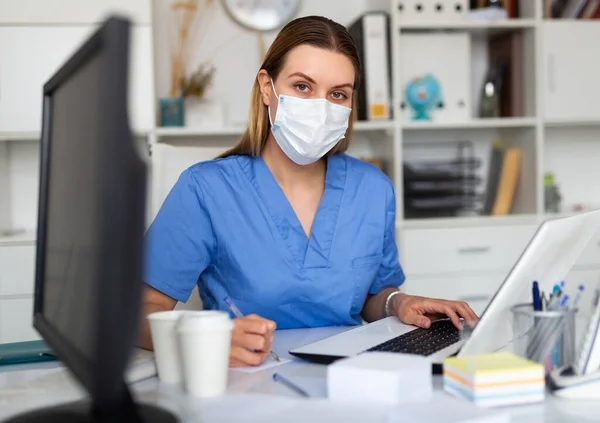 Giovane Assistente Medico Donna Che Lavora Ufficio Medico Utilizzando Computer — Foto Stock