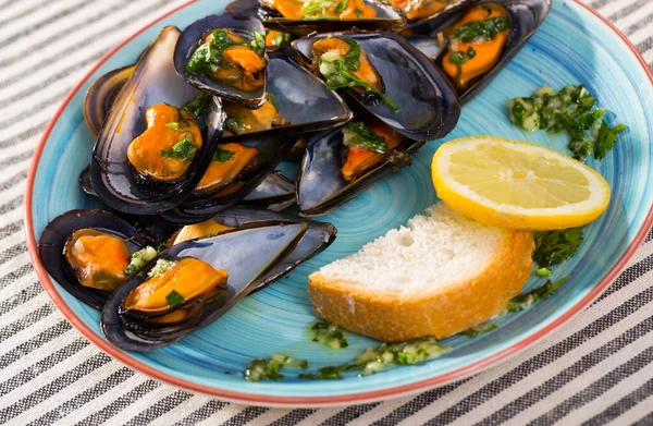 Gedämpfte Venusmuscheln Schalen Mit Knoblauch Und Petersilienbutter — Stockfoto