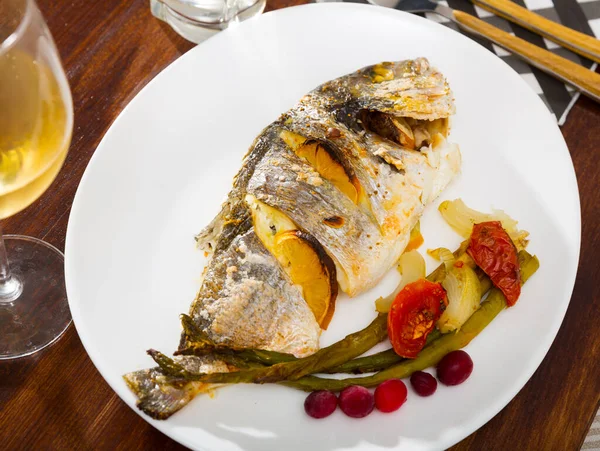 Appetizing Roasted Dorada Served Baked Asparagus Tomatoes Onion Garnished Cranberries — Stock Photo, Image