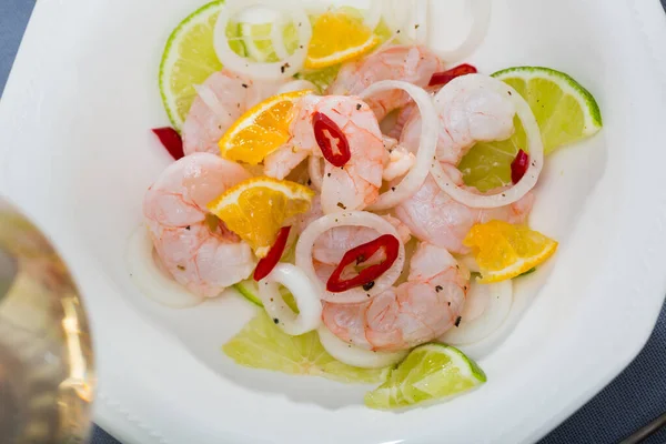 Ceviche Frutos Mar Com Camarões Tangerina Limão Anéis Cebola — Fotografia de Stock