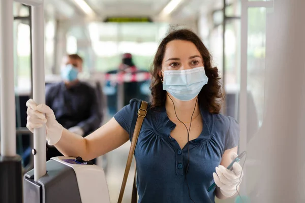 Kvinna Skyddande Medicinsk Mask Och Handskar Rider Spårvagn Och Skriver — Stockfoto