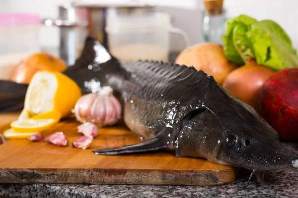 Gambar Ikan Mentah Sturgeon Piring Sebelum Mempersiapkan Berbaring Atas Meja — Stok Foto