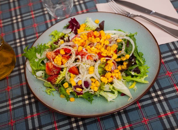 Salade Légumes Légers Base Tomates Fraîches Hachées Oignons Feuilles Laitue — Photo