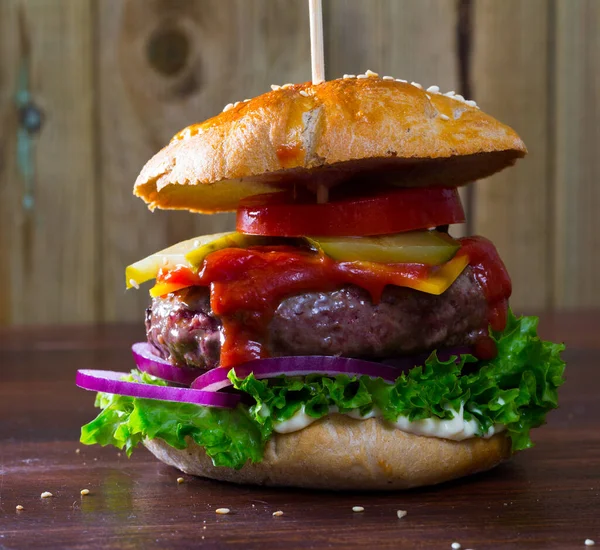 Lezzetli Izgara Hamburger Biftek Domates Peynir Salatalık Ketçap — Stok fotoğraf