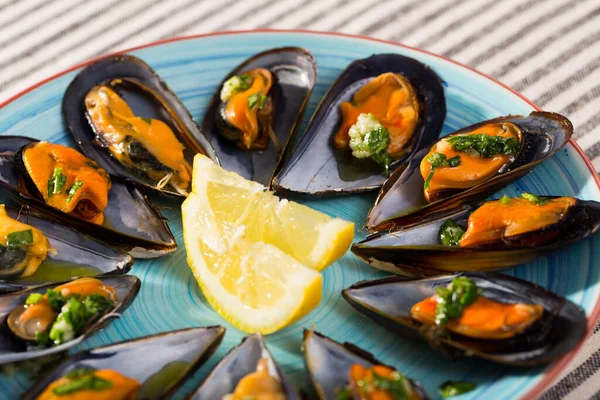 Gourmet Gedünstete Miesmuscheln Mit Knoblauchkräutersoße Und Zitrone Auf Blauer Keramikschale — Stockfoto