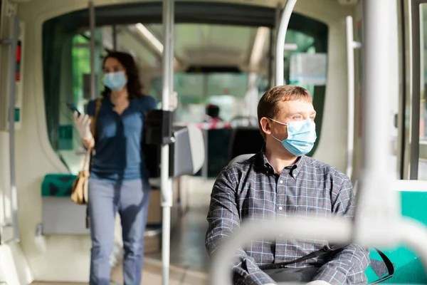 Vuxen Man Bär Medicinsk Mask Och Gummihandskar Ridning Stadsbuss Väg — Stockfoto