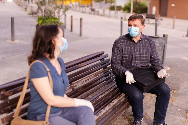 Uomo Adulto Maschera Medica Guanti Lattice Che Parla Con Donna — Foto Stock