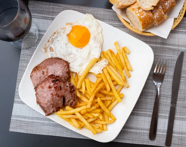 Hagyományos Spanyol Ételek Tojás Con Hamburgesa Patata Steak Hús Burgonyával — Stock Fotó