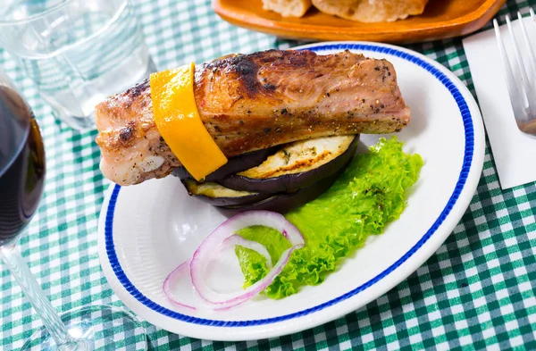 Pikantní Vepřové Žebro Pečené Sýrem Servírované Plátky Grilovaného Lilku Zeleniny — Stock fotografie