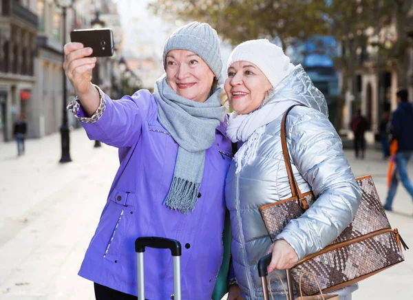 Happy Elderly Women Tourists Making Selfie Phone Walk City — Stock Photo, Image