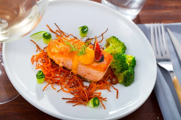 Image Deliciously Steak Fried Salmon Smoked Carrots Broccoli Fig Served — Stock Photo, Image