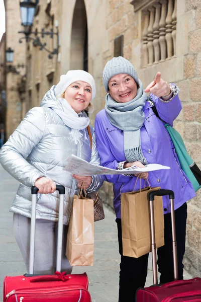 Two Positive Elderly Women Tourists City Guide Walking Street — Stock Photo, Image