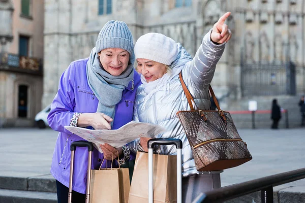 Happy Mature Ladies Travellers Suitcases Visiting Sights European City Map — Stock Photo, Image