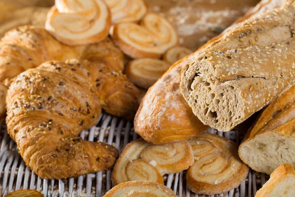 Assortiment Van Vers Brood Bakkerijproducten Tafel — Stockfoto