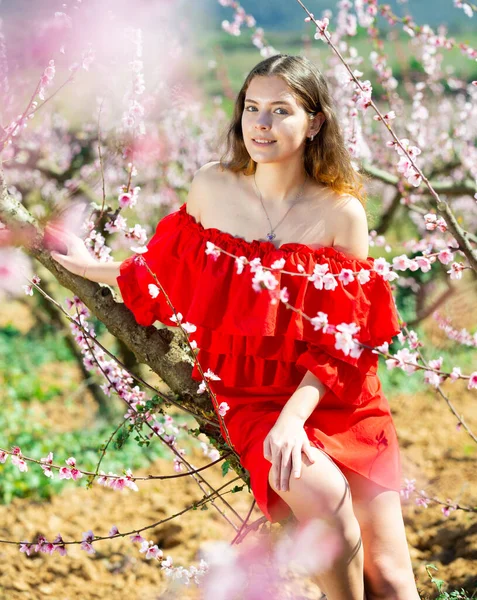 Ragazza Felice Nel Giardino Primavera Pesca Vestito Rosso — Foto Stock