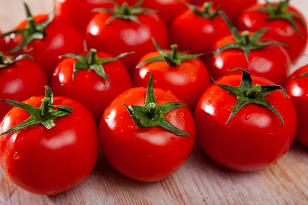 Närbild Mogna Röda Tomater Träytan Ingen — Stockfoto