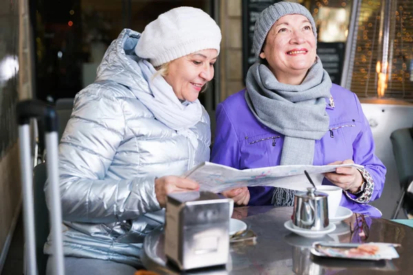 Duas Mulheres Maduras Positivas Turistas Com Guia Cidade Sentado Café — Fotografia de Stock