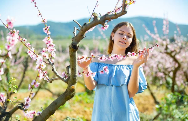Vrouw Blauwe Jurk Met Charmante Glimlach Wandelen Bloeiende Park Genieten — Stockfoto