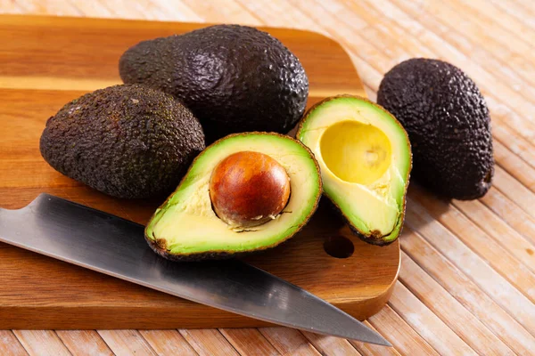 Close Van Hele Gehalveerde Verse Rijpe Hass Avocados Houten Oppervlak — Stockfoto