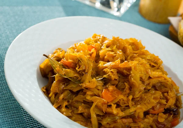 Piatto Vegetariano Saporito Cavolo Brasato Con Carota Servito Sul Piatto — Foto Stock