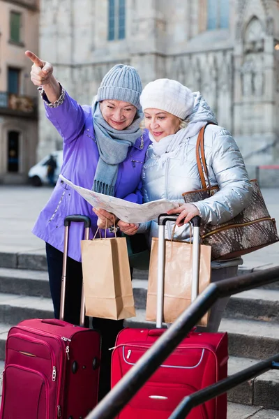 Senior Woman Female Friend Traveling Together Looking Destination City Map — Stock Photo, Image