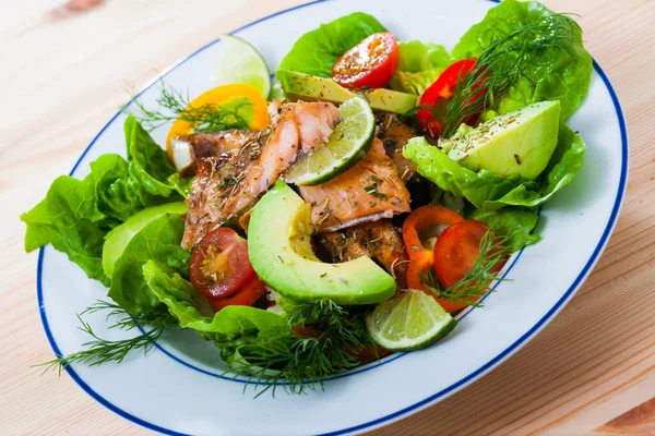 Sağlıklı Salata Kızarmış Alabalık Avokado Taze Domates Çin Lahanası Beyaz — Stok fotoğraf