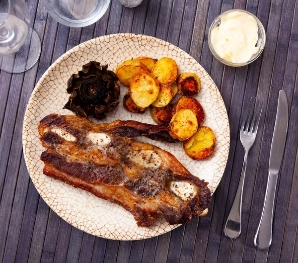 Churasco Boeuf Espagnol Appétissant Saupoudré Épices Sur Dessus Artichauts Pommes — Photo