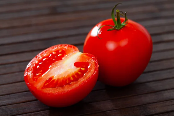 Twee Verse Sappige Rode Tomaten Houten Tafel Eén Doormidden Gesneden — Stockfoto