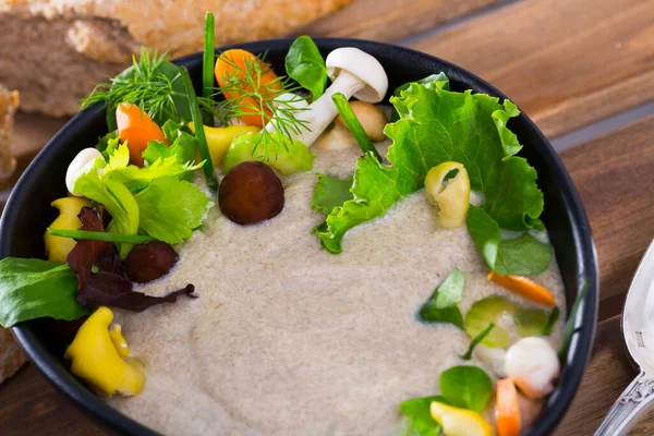 野菜やハーブを添えて野生のキノコとおいしいスープのピューレ — ストック写真