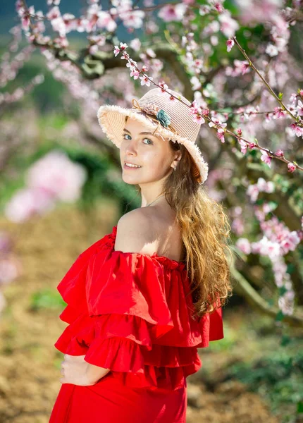 Retrato Menina Sorrindo Atraente Vestindo Vestido Vermelho Chapéu Palha Jardim — Fotografia de Stock