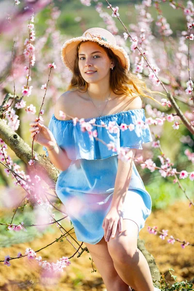 Mulher Americana Atraente Chapéu Palha Posando Sob Pêssego Árvore Flor — Fotografia de Stock