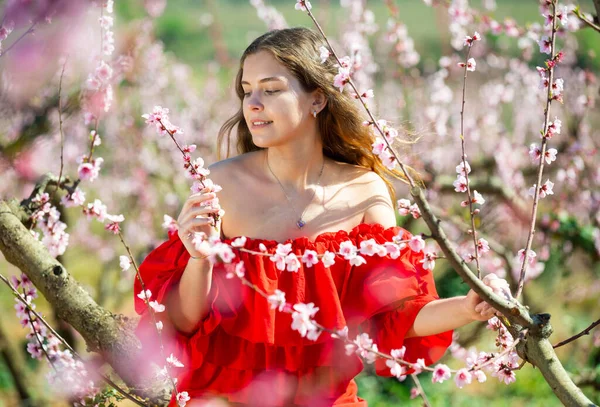 Ung Attraktiv Leende Kvinna Trendig Röd Klänning Avkopplande Blomster Våren — Stockfoto
