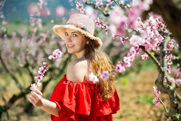 Fröhliches Mädchen Posiert Einem Roten Kleid Einer Frühlingsblühenden Garde — Stockfoto
