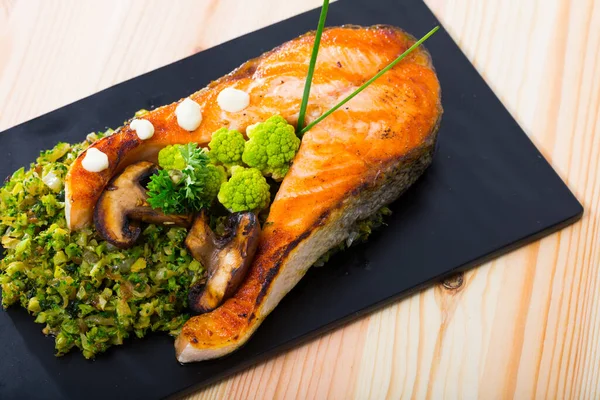 Steak Saumon Cuit Four Avec Garniture Légumes Brocoli Champignons Servi — Photo