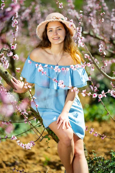 Gyönyörű Kék Ruhában Szalmakalapos Séta Virágzó Parkban Tavaszi Koncepció — Stock Fotó