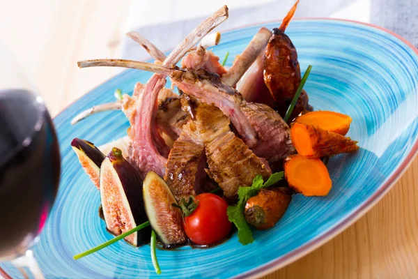 Roasted Ribs Mutton Ripe Figs Baked Carrots Fresh Tomatoes Herbs — Stock Photo, Image