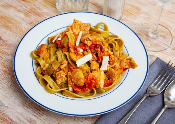 Italiaanse Tagliatelle Pasta Met Spinazie Geserveerd Met Spektomatensaus Olijven Kaas — Stockfoto