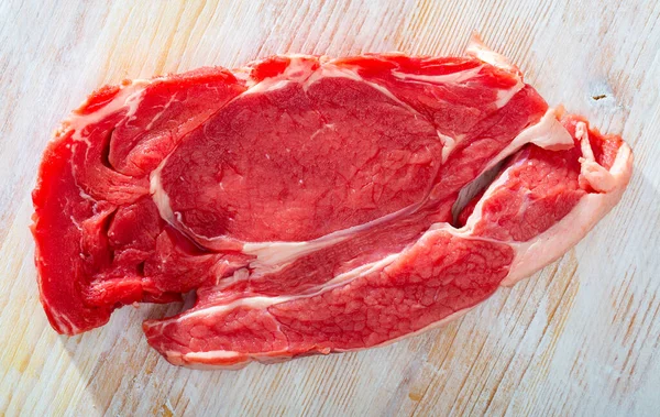 Çiğ Sığır Filetosu Bifteği Ahşap Yüzeyde Pişirmeye Hazır — Stok fotoğraf