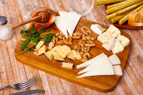 Delicious Cheese Assorted Honey Walnuts Wooden Board Decorated Fresh Arugula — Stock Photo, Image