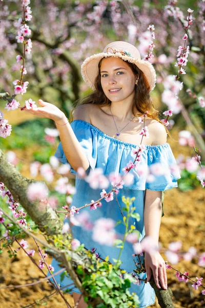 Menina Encantadora Chapéu Vestido Azul Jardim Pêssego Primavera — Fotografia de Stock