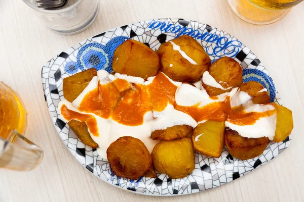 Pikantne Ziemniaki Sosem Czosnkowym Typowe Danie Hiszpańskie Patatas Bravas — Zdjęcie stockowe