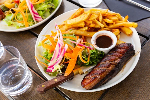 Ahududu Soslu Ördek Göğsü Salata Kızarmış Patates Fransız Mutfağı — Stok fotoğraf