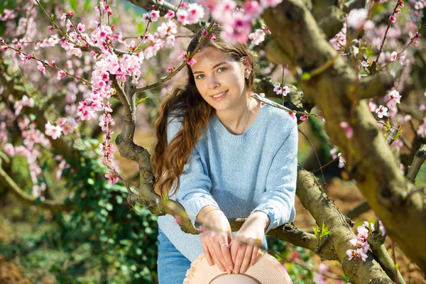 正笑顔女の子Posingで春咲き庭 — ストック写真