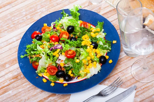 Nyári Saláta Különféle Saláta Paradicsom Kukorica Hagyma Kiváló Minőségű Fénykép — Stock Fotó