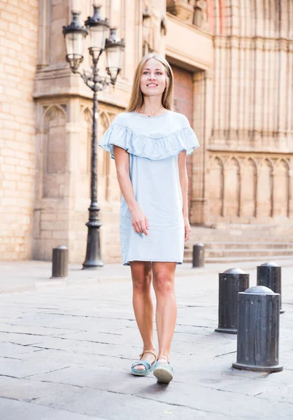 Porträtt Ung Leende Flicka Lätt Klänning Promenader Genom Barcelona Centrum — Stockfoto