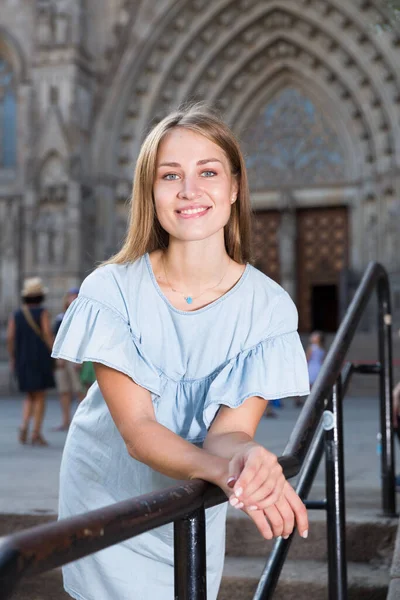 Jong Lachend Meisje Met Lang Blond Haar Poserend Straten Het — Stockfoto