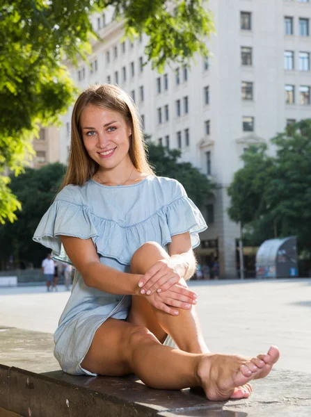 Menina Sorridente Jovem Com Longos Cabelos Loiros Sentados Parapeito Pedra — Fotografia de Stock